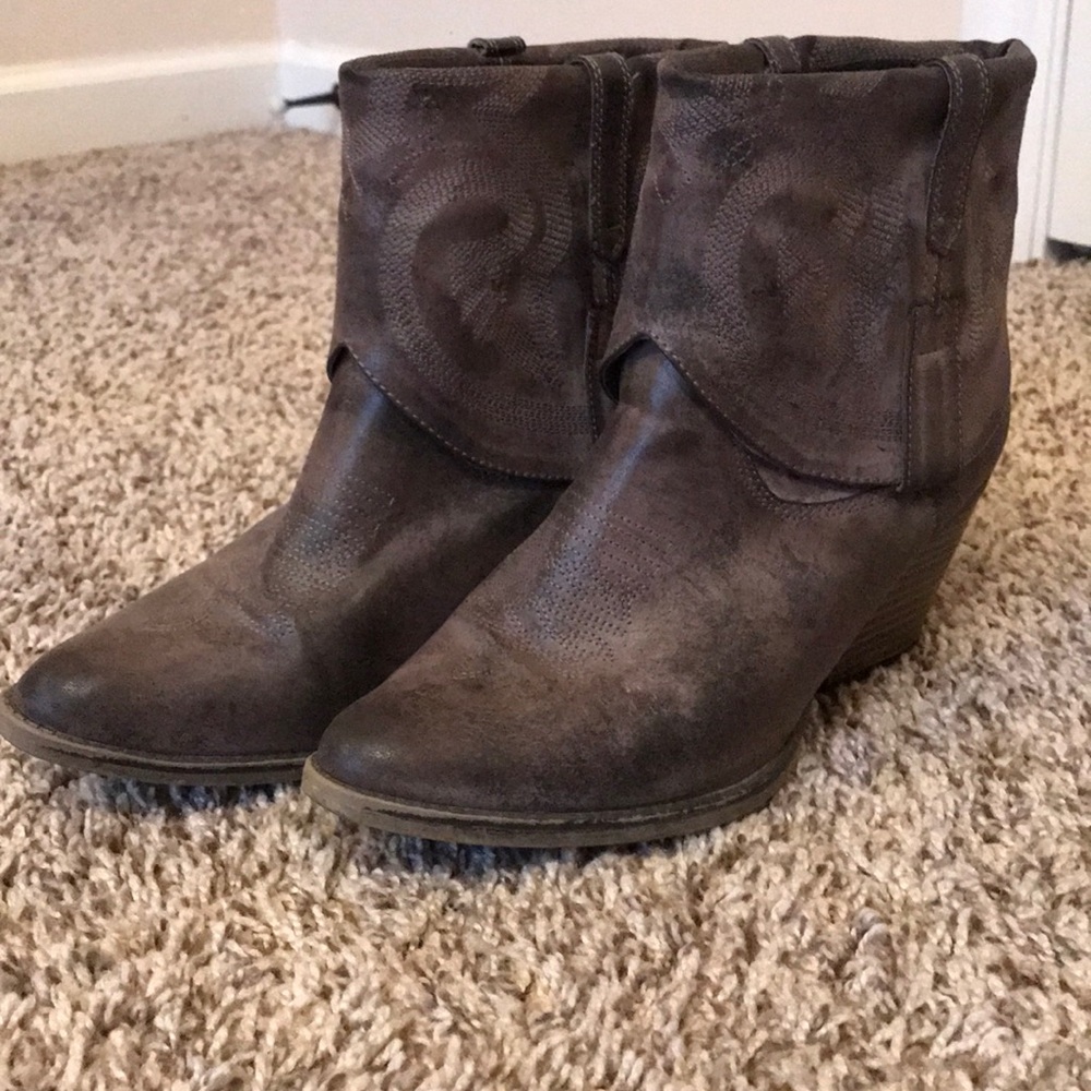 Beautifully short booties, great stitch detail